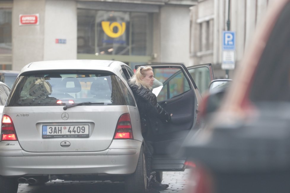 Hana Krampolová po příjezdu k jejich domu.