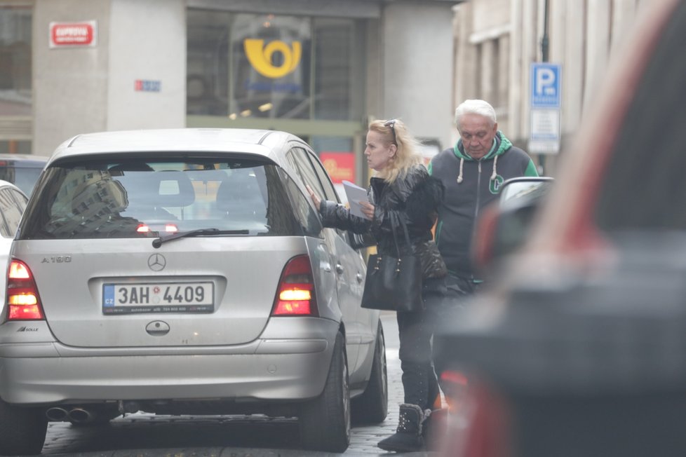 Hana Krampolová po příjezdu k jejich domu.