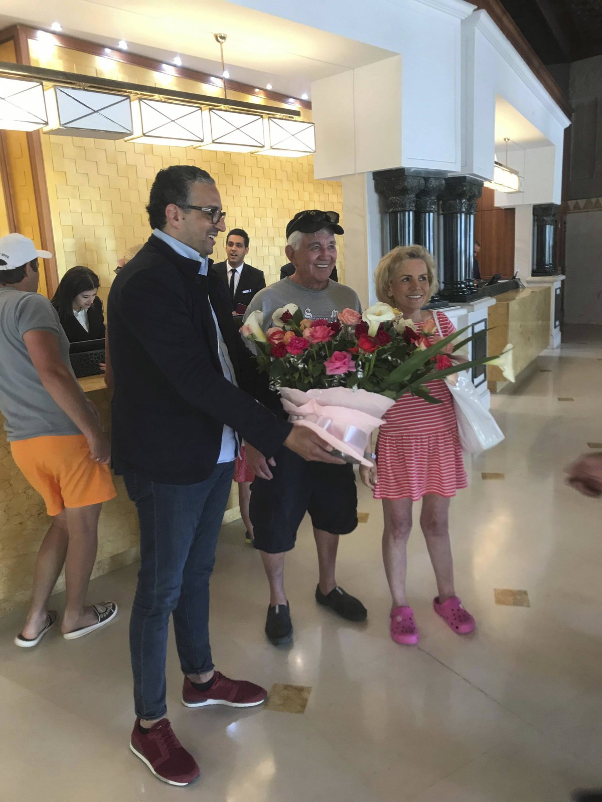 Hanu Krampolovou s úsměvem a květinou přivítal zpátky manažer hotelu.