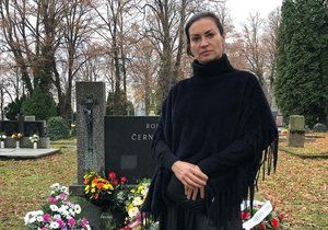 Hana Kynychová na pohřbu tatínka