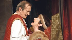 Radek Brzobohatý jako anglický král Jindřich II. a Hana Maciuchová coby jeho žena Eleonora ve hře Lev v zimě