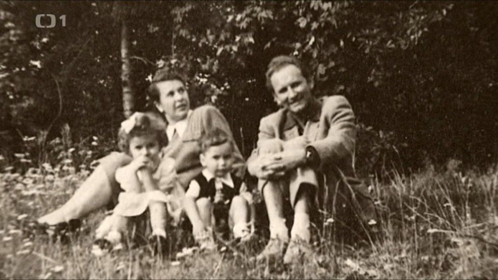 1949: Maminka Jarmila, tatínek Josef, malá Hanička Maciuchová a bráška řečený Míša