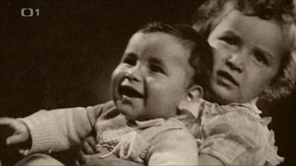 1948: Hana Maciuchová ve třech letech s ročním bratříčkem Milanem.