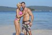Zamilovaný pár Hanka Mašlíková se snoubencem Andrém Reindersem na pláži v Dominikánské republice.