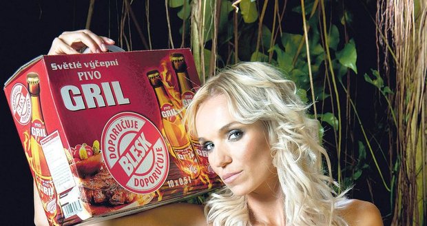 Hanka Mašlíková dobrým pivem v létě zahání svou žízeň. Neodolala ani novému pivu Gril.