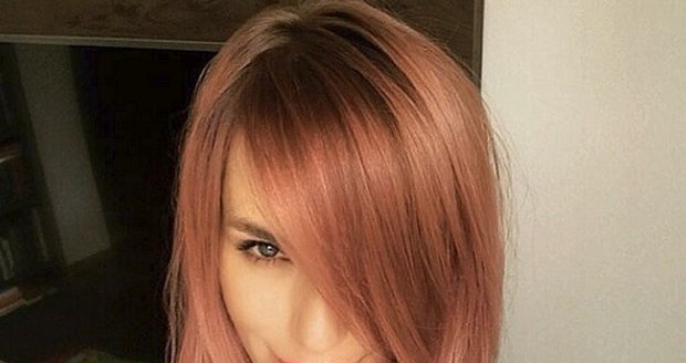 Hana Mašlíková Reinders s růžovými vlasy