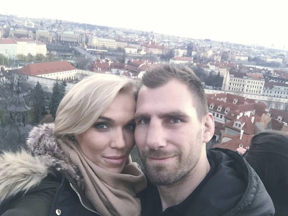 Hana Mašlíková s přítelem André Reindersem před Vánoci na  procházce v Praze.