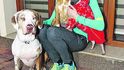 Její domácí mazlíčci Drago a Rozinka fungují jako psychoterapeuti. Její domácí mazlíčci Drago a Rozinka fungují jako psychoterapeuti.