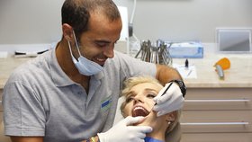 Zubař vyndal Haně Mašlíkové z úst rovnátka.