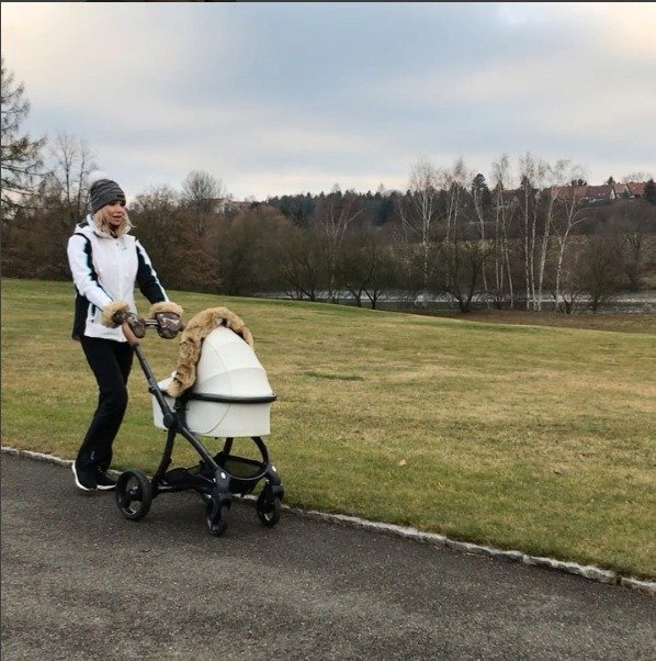 Hana Mašlíková cvičí na procházce s kočárkem