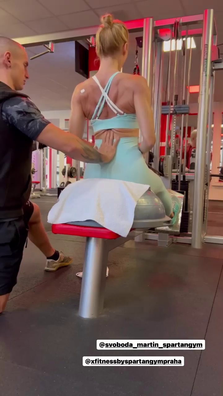 Hana Mašlíková trénuje na bikini fitness.