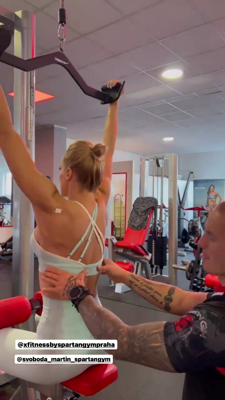 Hana Mašlíková trénuje na bikini fitness.