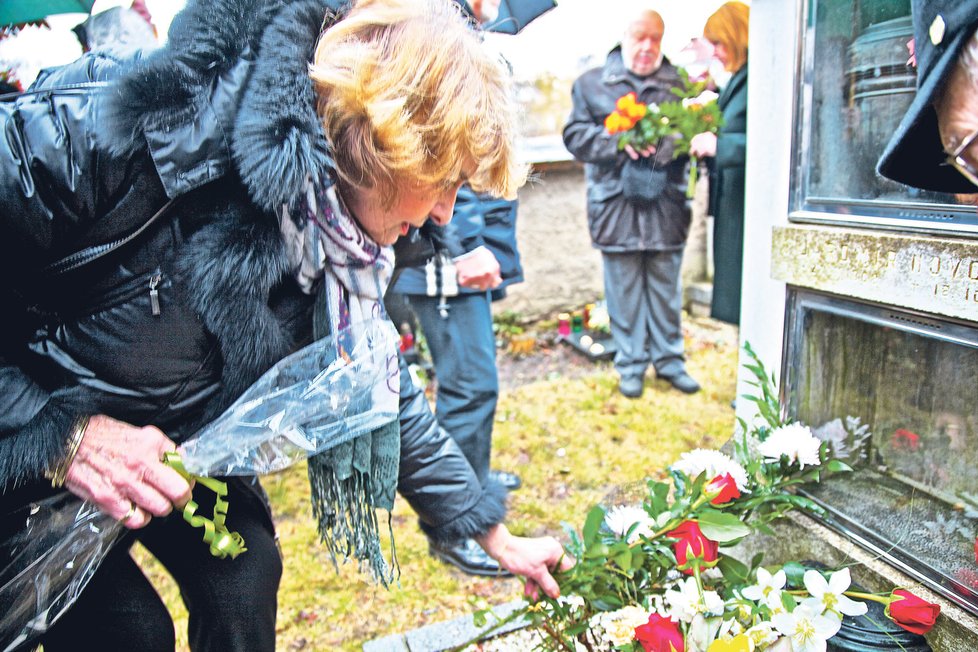 Yvetta Simonová položila na hrob kamarádky květiny