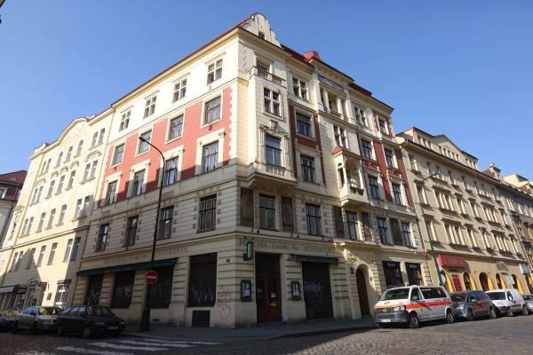 V první dílně v nuselské Vyšehradské ulici měla Podolská jen dvě švadleny.