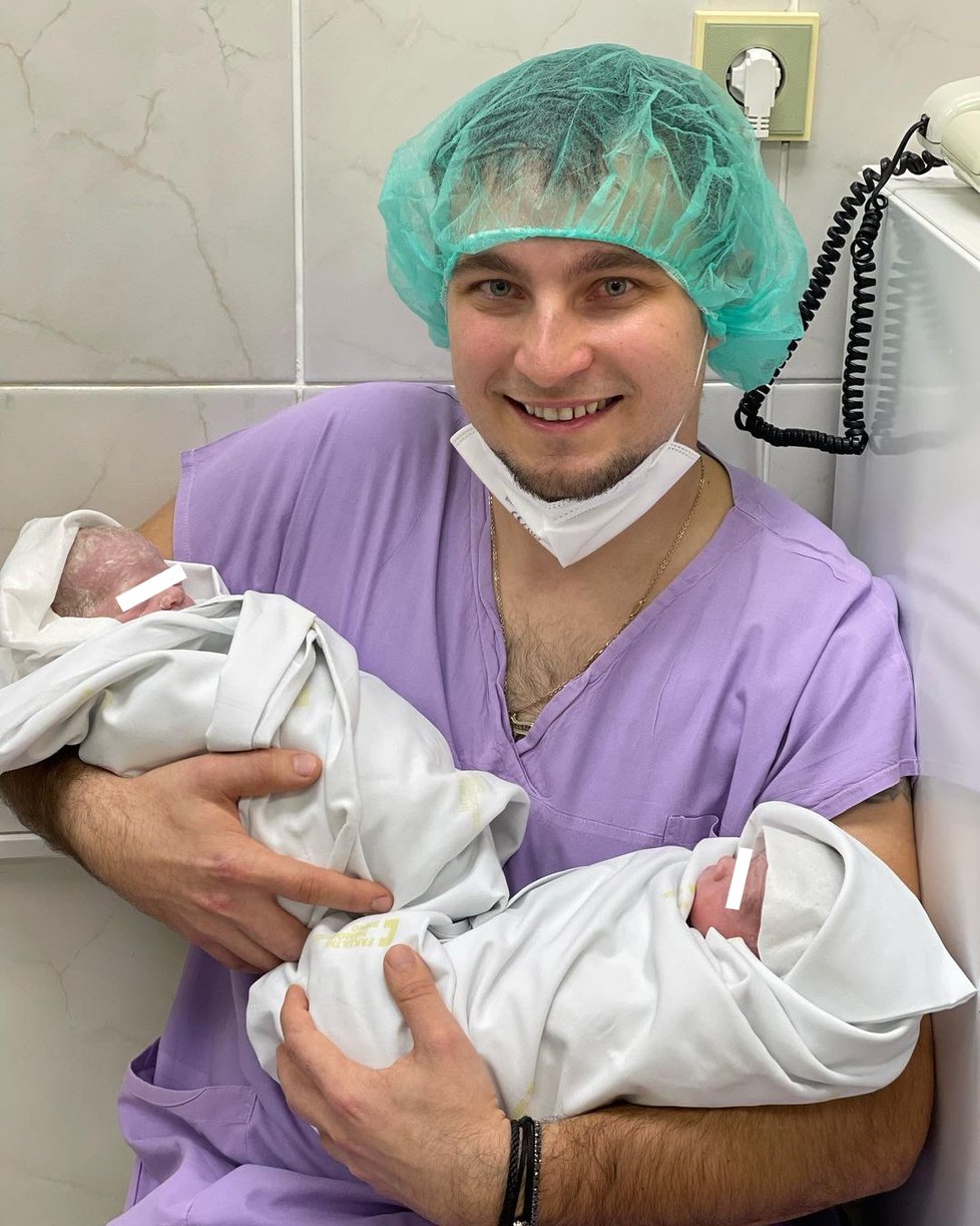 Karel Abraham s novorozenými dvojčaty