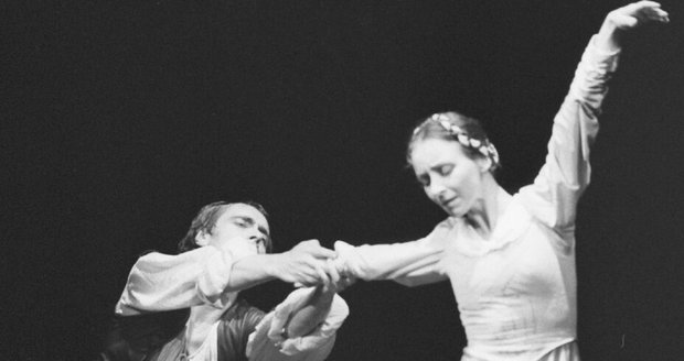 Hana Vláčilová a Jan Kadlec, sólisté baletu ND v Praze v baletu "Jennifer" od Ladislava Simona.