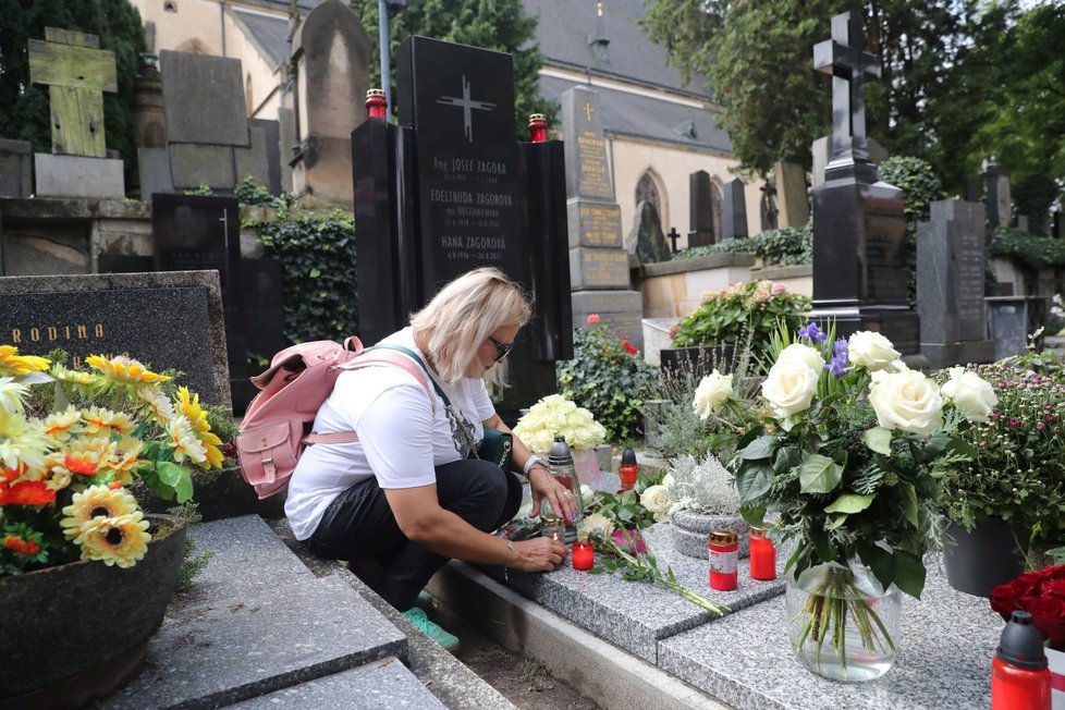 Rok od smrti Hanky Zagorové se k jejímu hrobu vypravila spousta fanoušků.