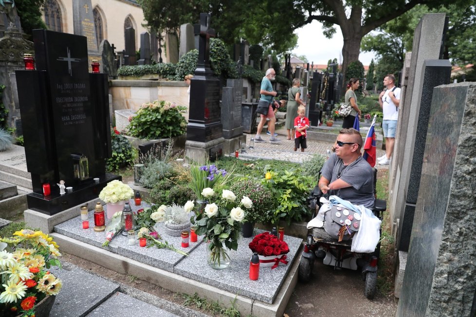 Rok od smrti Hanky Zagorové se k jejímu hrobu vypravila spousta fanoušků.