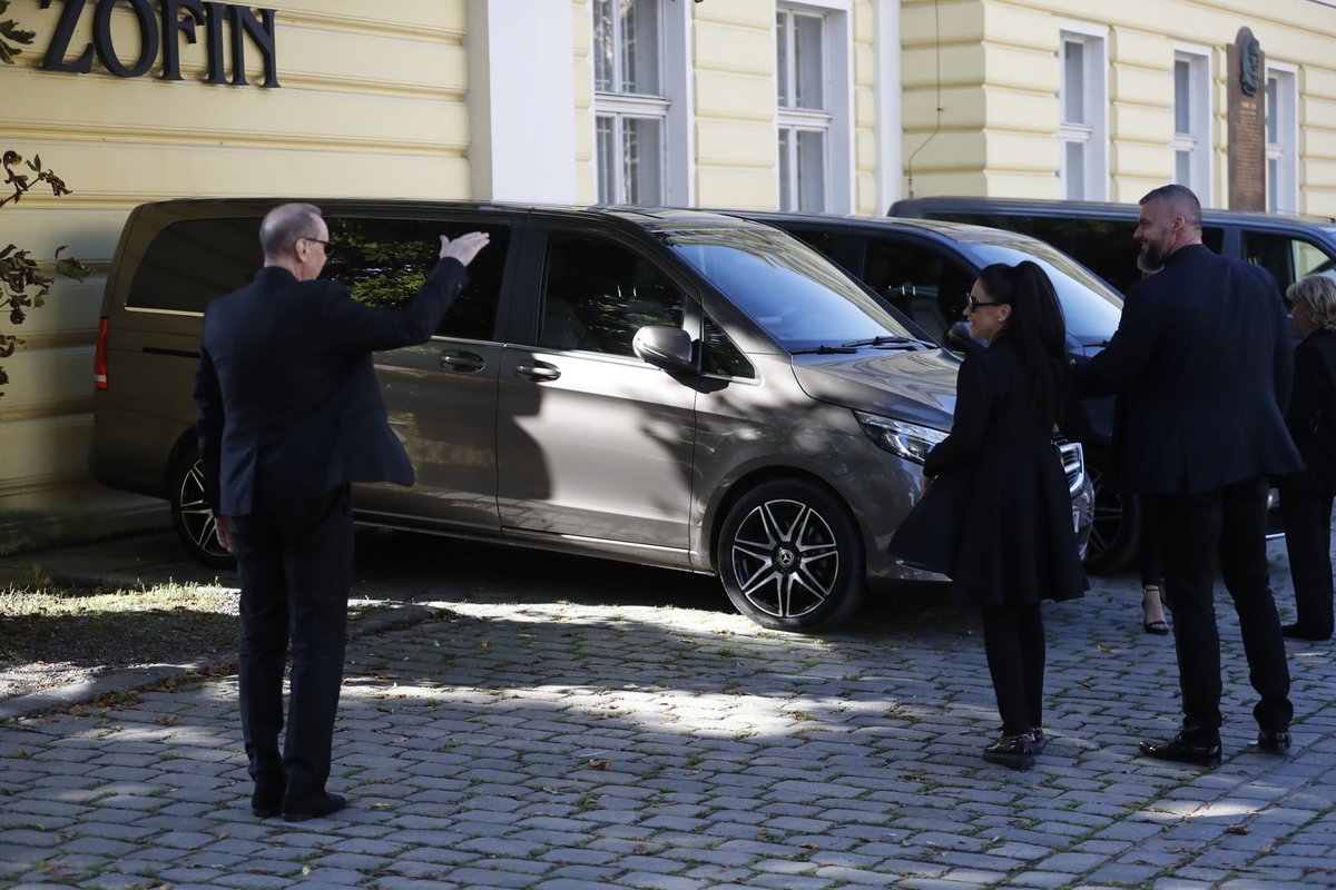 Přesun na smuteční kar - Štefan Margita a Lucie Bílá