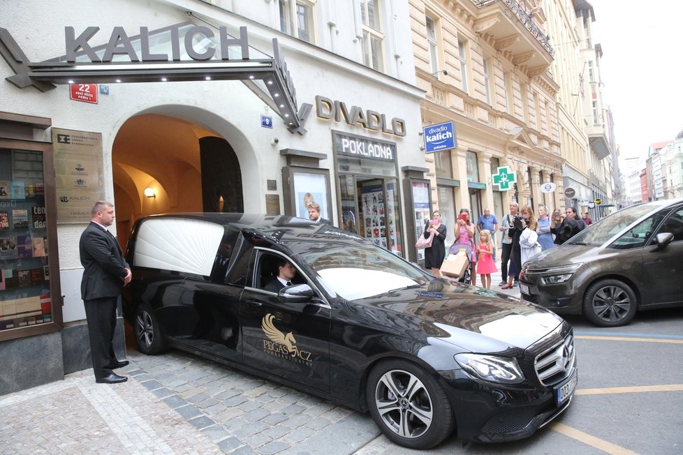 Převoz rakve s ostatky Hany Zagorové z divadla Kalich do Krematoria Strašnice, kde se Štefan Margita a zpěvaččina sestra Evelyn Bečvaříková mohli se zesnulou naposledy rozloučit.