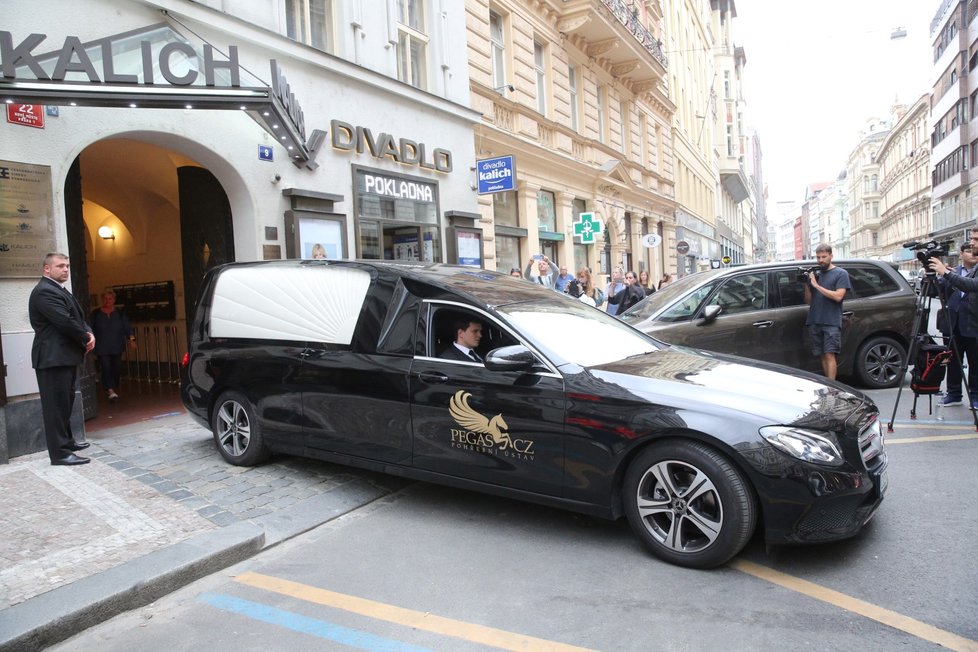 Převoz rakve s ostatky Hany Zagorové z divadla Kalich do krematoria Strašnice, kde se Štefan Margita a zpěvaččina sestra Evelyn Bečvaříková mohli se zesnulou naposledy rozloučit.