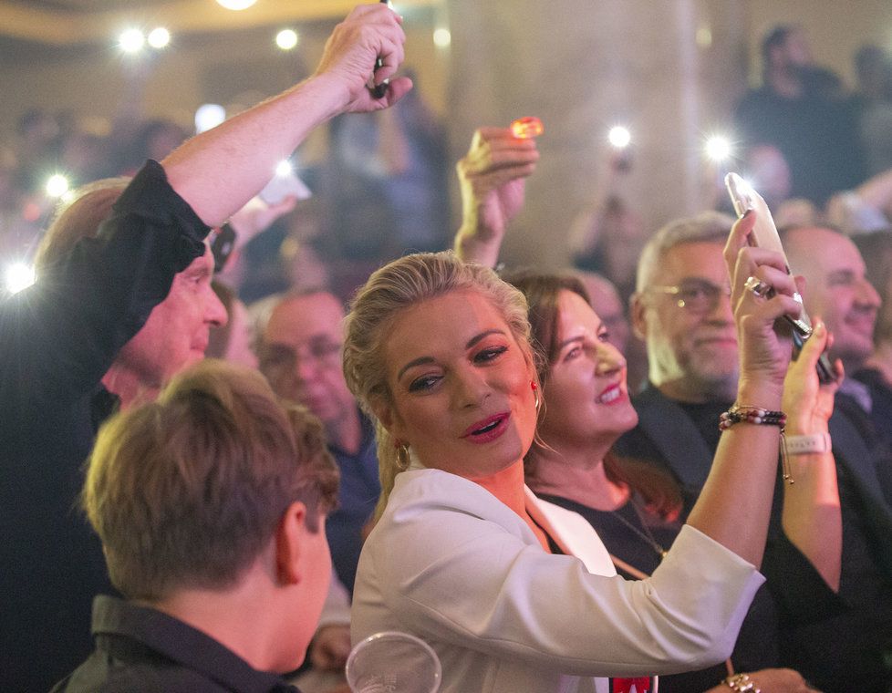 Koncert Hany Zagorové v Lucerně: Lucie Borhyová se celou dobu vrtěla, fotila a natáčela