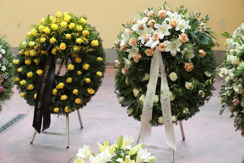 Veřejná pieta za Hanu Zagorovou: smuteční věnce a květiny