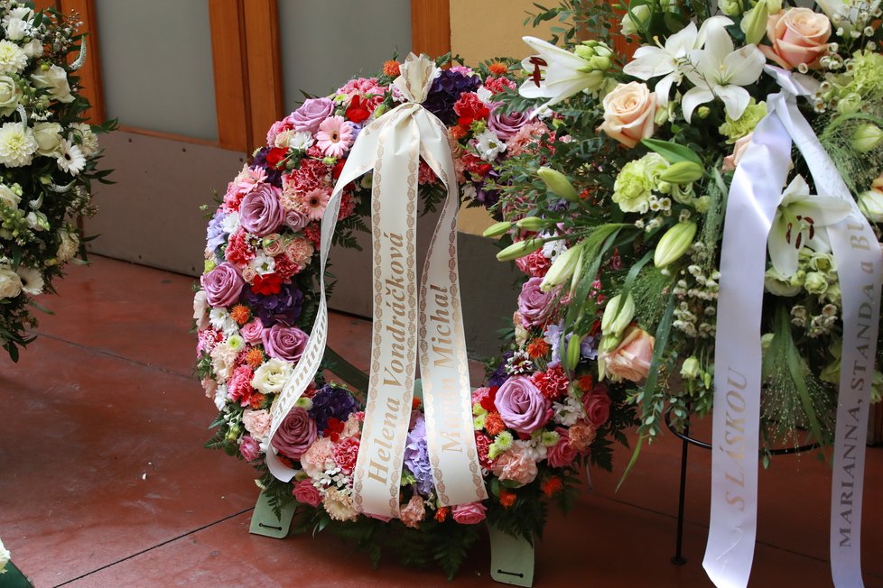 Veřejná pieta za Hanu Zagorovou: smuteční věnce a květiny