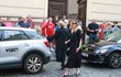Ivana Gottová a Dagmar Havlová odcházejí z posledního rozloučení s Hanou Zagorovou