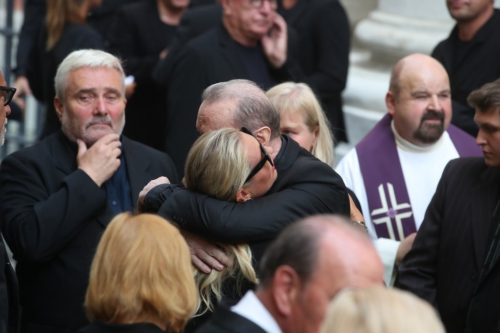 Po posledním rozloučení s Hanou Zagorovou - Lucie Borhyová utěšuje vdovce