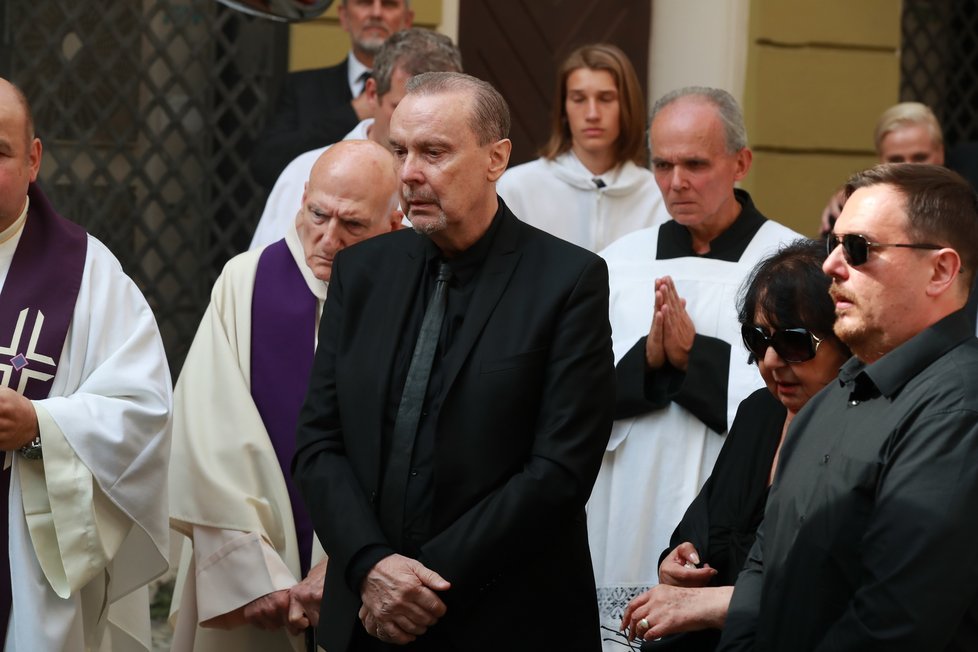 Po skončení posledního rozloučení s Hanou Zagorovou - Štefan Margita se zpěvaččinou sestrou Evelynou