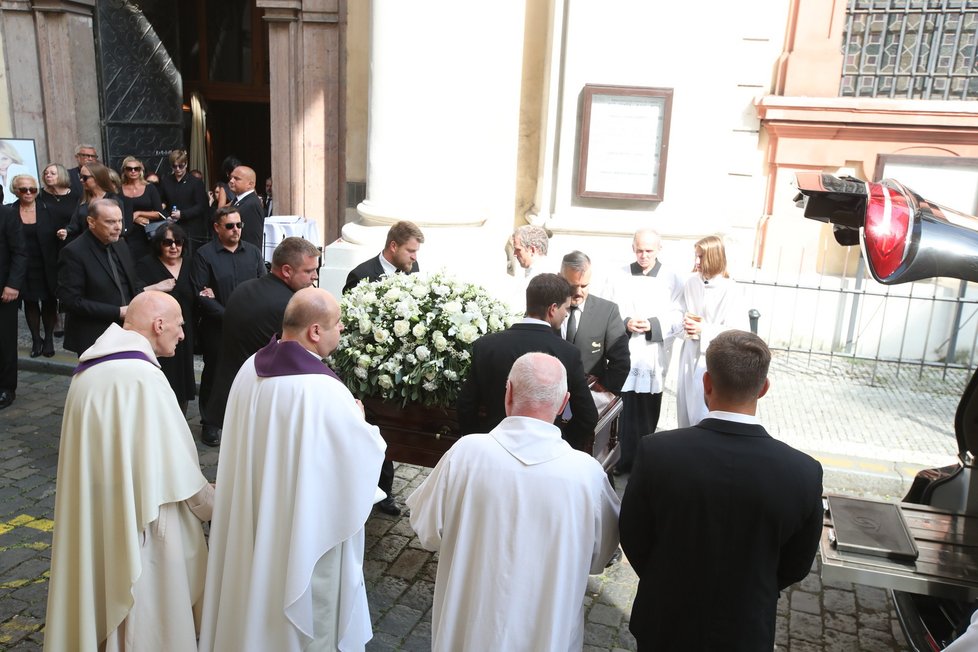 Po posledním rozloučení s Hanou Zagorovou - vynášení rakve