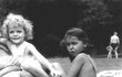 1949: Hana Zagorová se sestrou Evelyn, která šla za rok do školy.