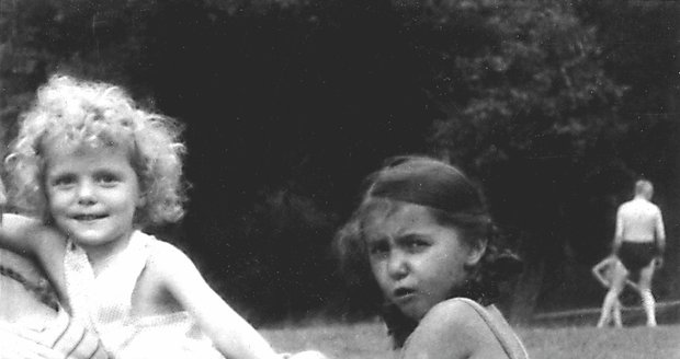 1949: Se sestrou Evelyn, která šla za rok do školy.
