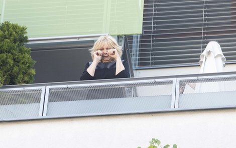 Hana Zagorová na balkoně svého pražského bytu