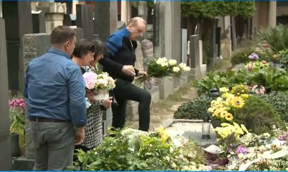 Štefan Margita s rodinou na hrobě, kde bude pochována Hana Zagorová, v den jejích nedožitých 76. narozenin.