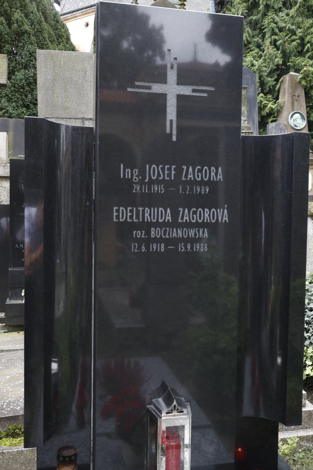 Hrob Zagorové na Vyšehradě, do kterého pohřbila rodiče a kde sama spočine.