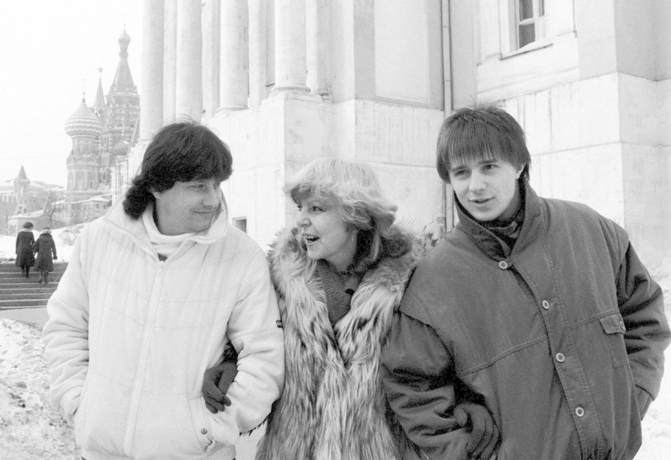 1985 Ještě svobodná Hanka na turné v Moskvě. Se zpěváky Stanislavem Hložkem a Petrem Kotvaldem.