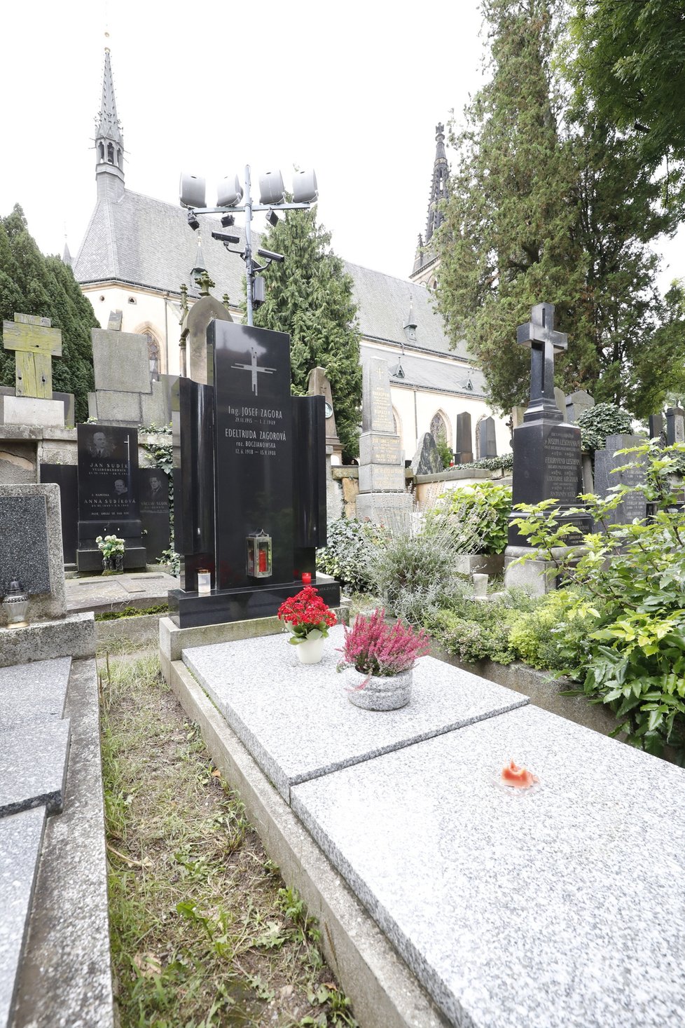 Hrob rodičů Hany Zagorové na pražském hřbitově Vyšehrad, kde bude taktéž pochována.