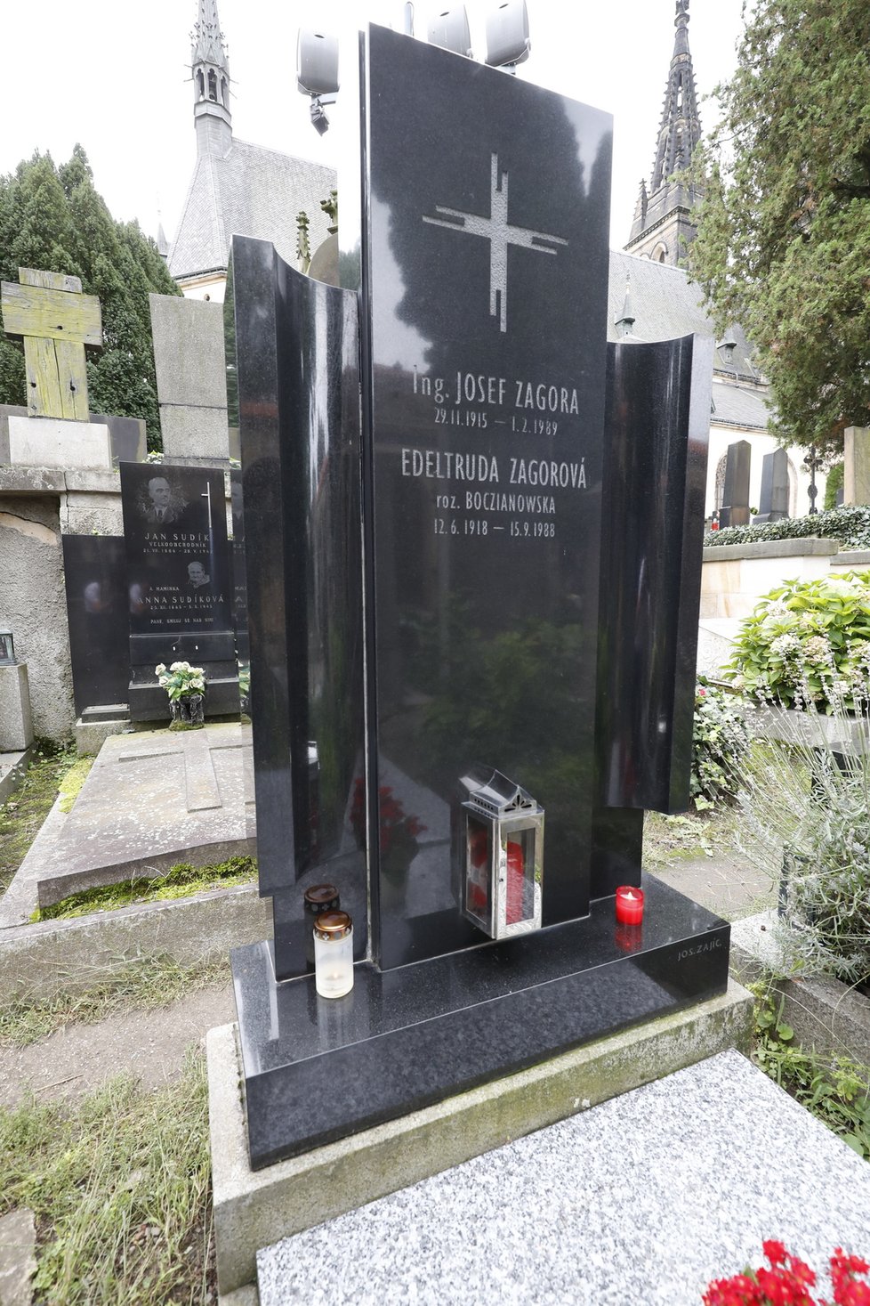 Hrob rodičů Hany Zagorové na pražském hřbitově Vyšehrad, kde bude taktéž pochována.