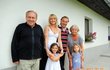 Hana Zímová na archivním snímku se svým druhem Oldou, bratrancem Karlem a jeho dcerami Dominikou a Charlottkou. Hana Zímová na archivním snímku se svým druhem Oldou, bratrancem Karlem a jeho dcerami Dominikou a Charlottkou.