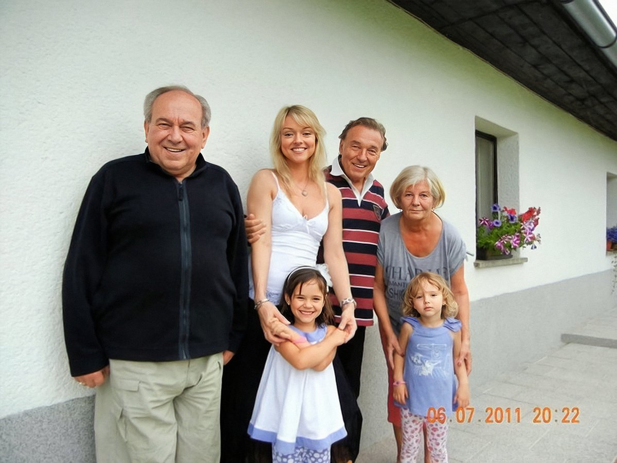 Hana Zímová na archivním snímku se svým druhem Oldou, bratrancem Karlem a jeho dcerami Dominikou a Charlottkou.