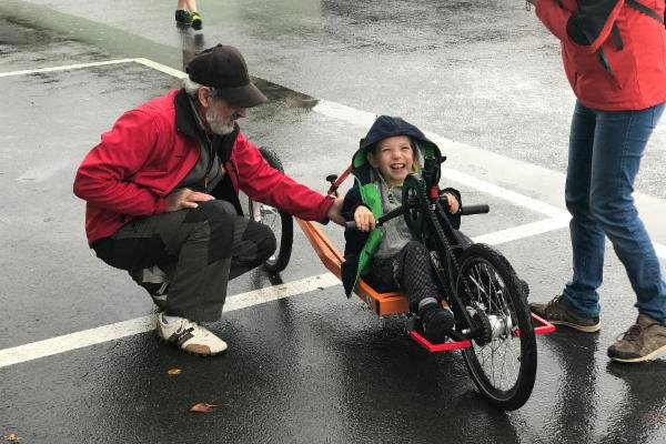 Tomášovi ve 14 amputovali nohu, teď pomáhá podobně postiženým: Na handbike pro děti můžete přispět i vy