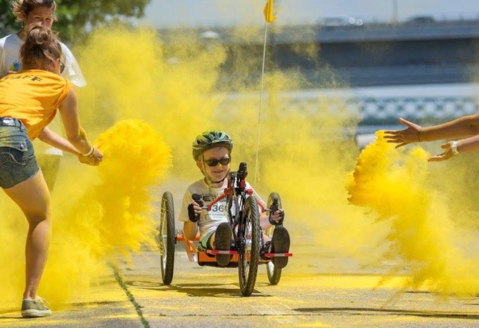 Tomášovi ve 14 amputovali nohu, teď pomáhá podobně postiženým: Na handbike pro děti můžete přispět i vy