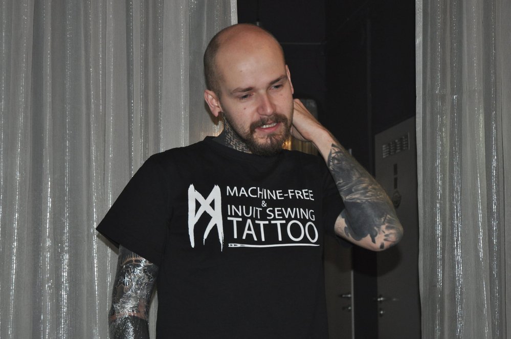 Martin se ručnímu tetování věnuje zhruba 6 let a byl jeden z prvních, kdo u nás metodu ručního tetování rozjel