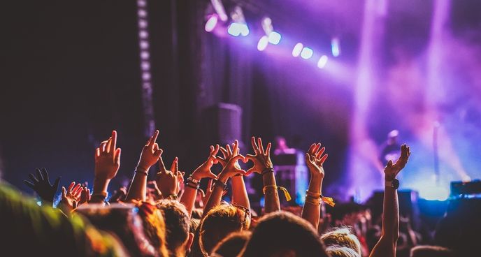 Hlasité koncerty a festivaly jsou pro většinu tinnitářů tabu. Většinou totiž mají i hyperakuzi čili přecitlivělost na hluk Hlasité koncerty a festivaly jsou pro většinu tinnitářů tabu. Většinou totiž mají i hyperakuzi čili přecitlivělost na hluk
