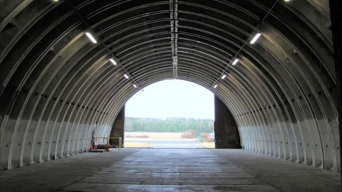 Plocha letiště od té doby posloužila pro natáčení filmů i srazy tuningových aut. Některé hangáry však získali soukromníci, kteří je využívají pro malá letadla či jako sklady.