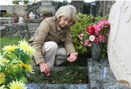 Radka Haničincová na hřbitově u hrobu zesnulého manžela.