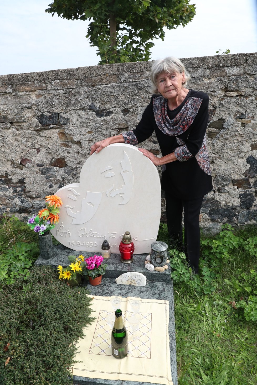 Haničincova manželka Radka na Petrově hrobě