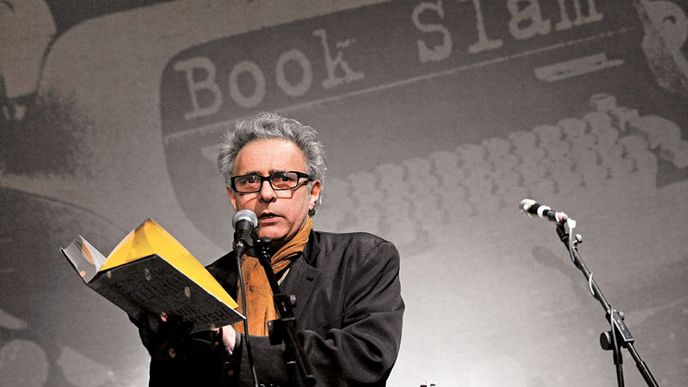 Hanif Kureishi započal spisovatelskou dráhu v 70. letech – psal tehdy pornografické příběhy pod pseudonymem Antonia French